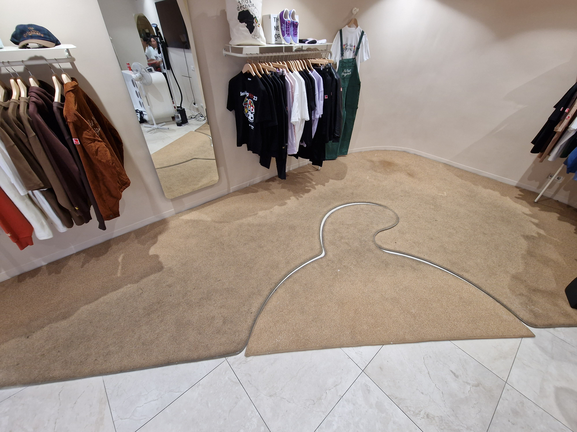 Winkelvloer — looppaden en vlekken verdwenen, kleur teruggebracht — voor