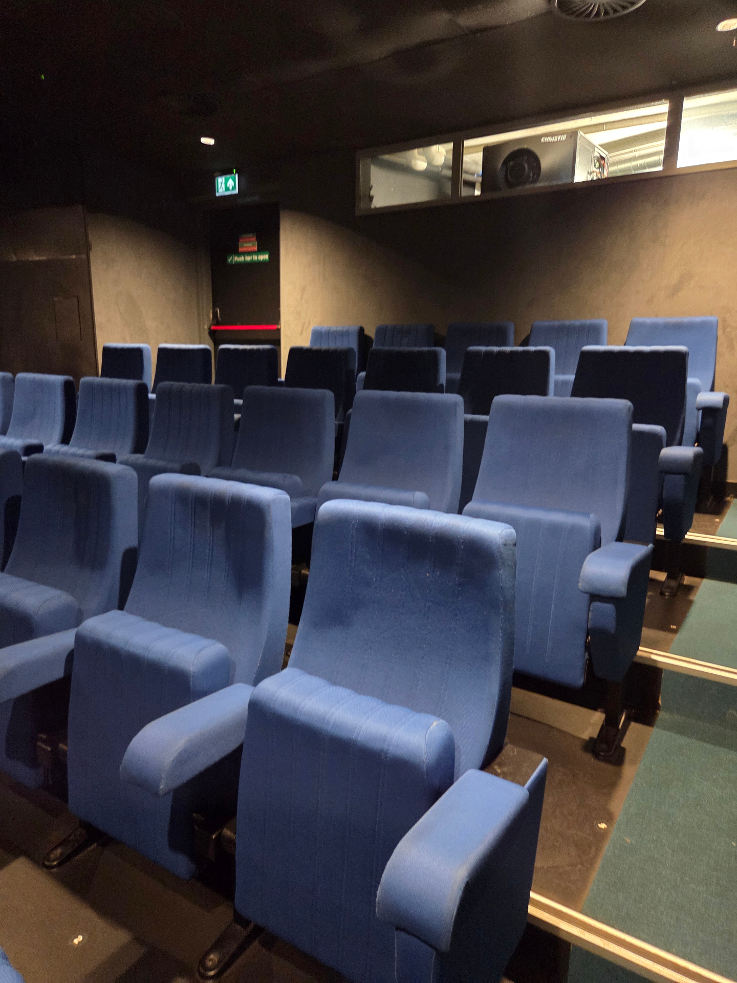 Blauwe theaterstoelen in een zaal van Filmhuis Den Haag — professioneel gereinigd op locatie