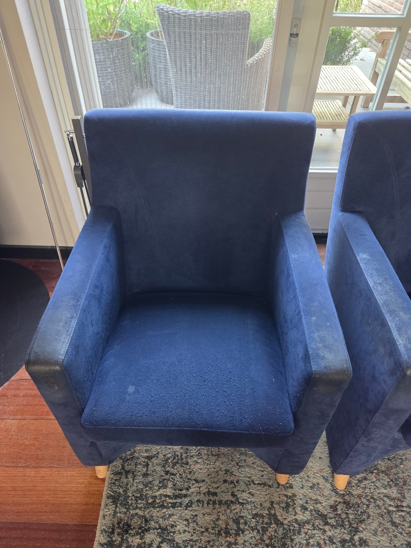 Donkerblauwe fauteuil in microvezel — fris en egaal na dieptereiniging — voor