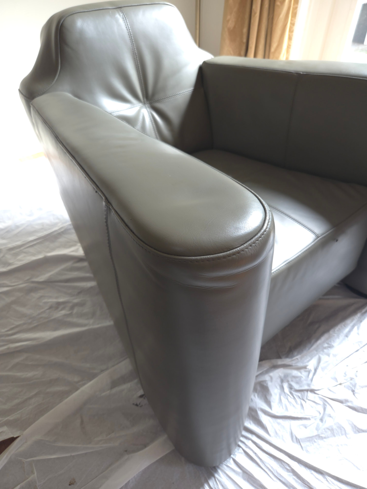 Na behandeling: armleuning van leren fauteuil na kleurherstel