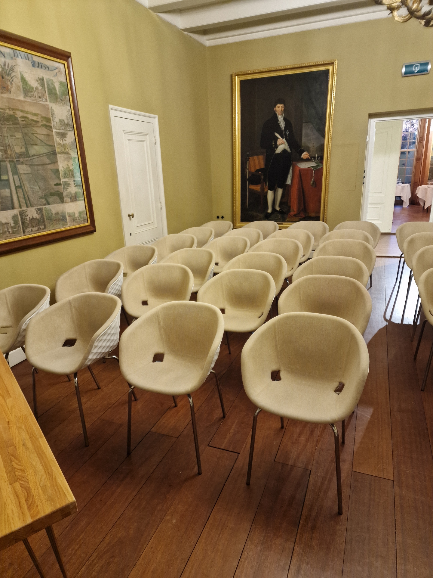 Beige kuipstoelen met stoffen bekleding in een monumentale vergaderruimte — professioneel gereinigd op locatie