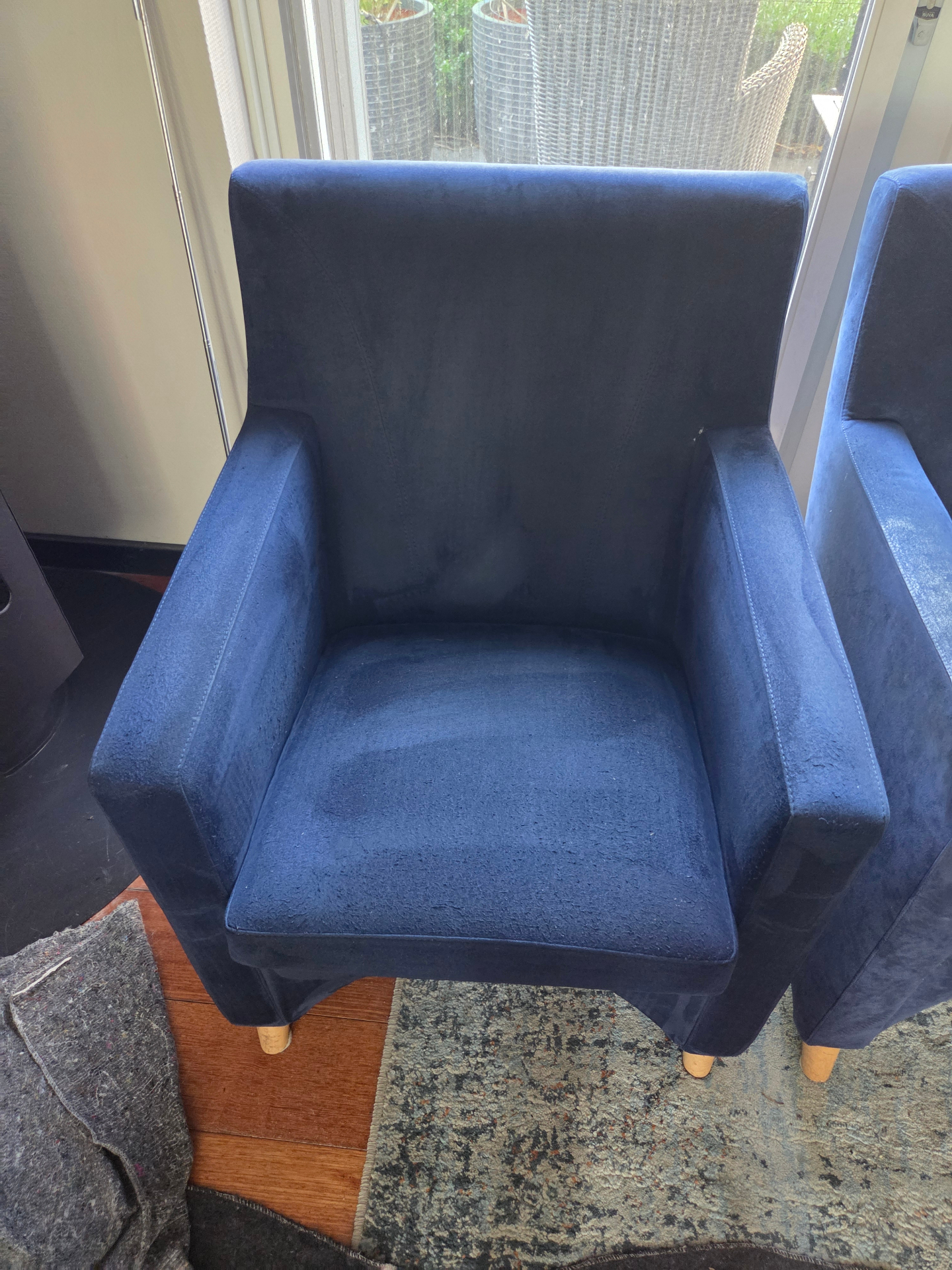 Donkerblauwe fauteuil in microvezel — fris en egaal na dieptereiniging — na
